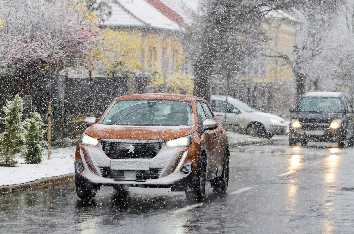Az M1-esen, az M3-ason és a 8-as főúton is keresztbe fordultak kamionok