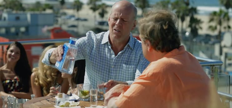 Ellopták Bruce Willis kutyáját, de ő mindent megtesz, hogy visszakapja