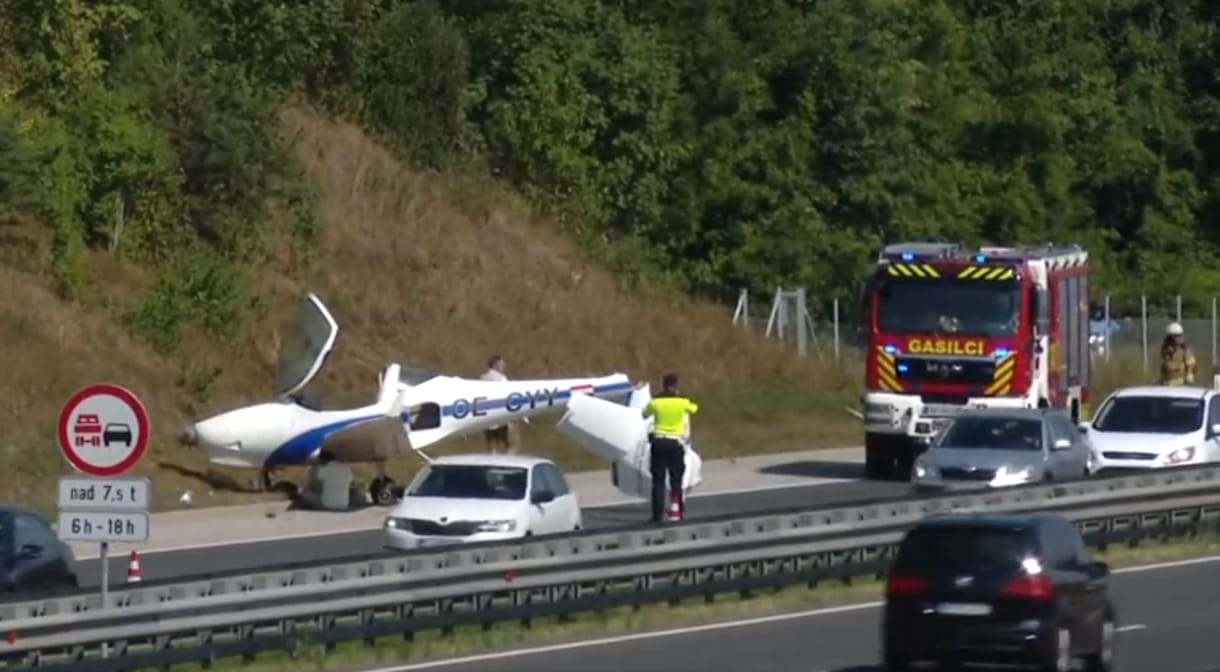 Videó: az autópályára szállt le egy kisrepülőgép Szlovéniában