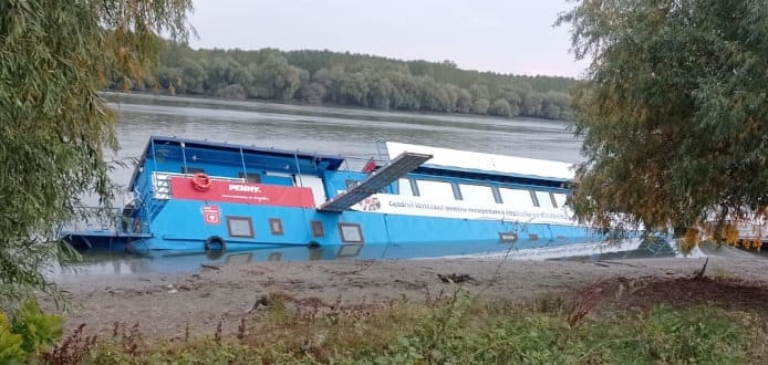 Elsüllyedt egy állóhajó Romániában, amit nemrég a munkaügyi miniszter avatott fel