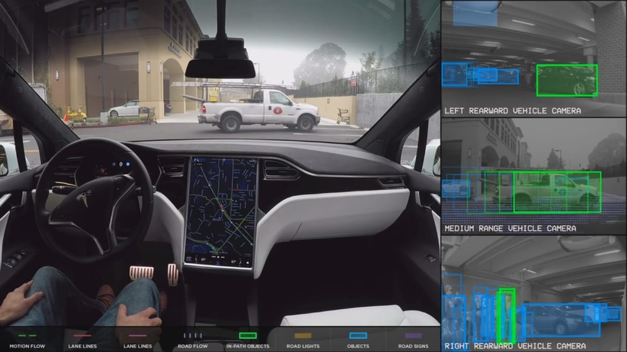 Lenyűgöző: így látja a világot a Tesla, amikor önvezető módba kapcsolják – videó