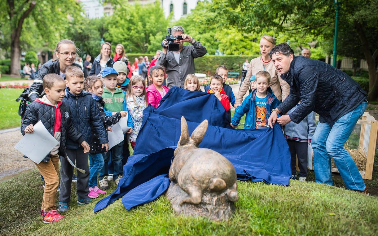 Fotók: Méretes nyúlszobrot avatott Szentgyörgyvölgyi polgármester