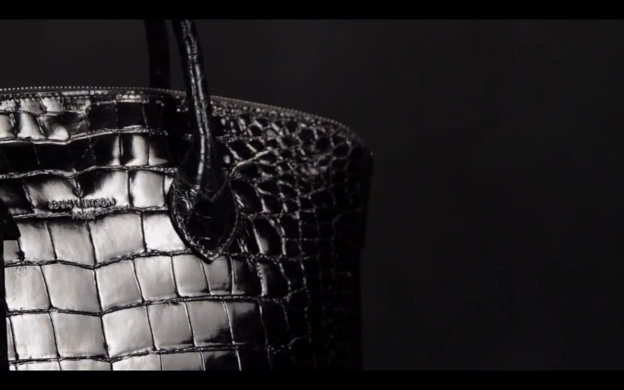 Kukkants a kulisszák mögé! Így készül a Louis Vuitton táska (videó)