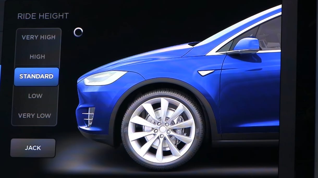 Zseniális videó: működés közben filmezték le a Tesla állítható légrugóit