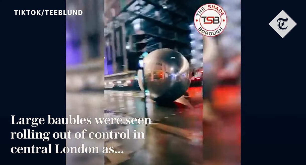 Monumentális karácsonyi díszek gurultak Londonban