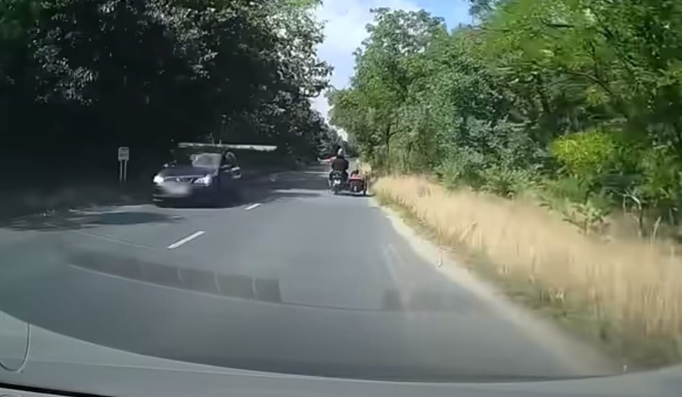Úgy szállította egy budapesti autós a létrát, ahogy még véletlenül sem szabad – videó