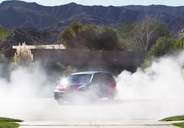 Ken Block babérjaira tör egy kisbuszos családanya – videó