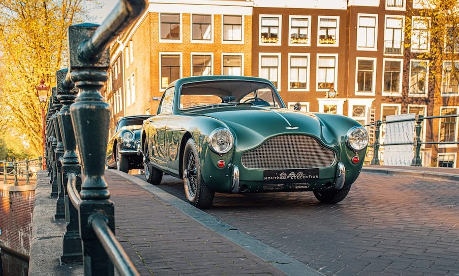 Az elnéptelenedett Amsterdamban pózolt két patinás Aston Martin