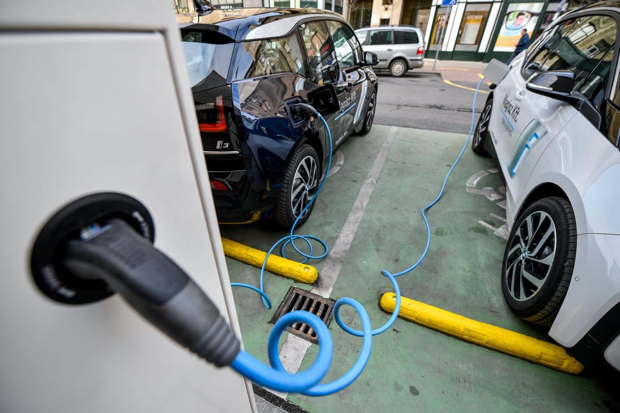 Elfogadták: Kötelező uniós szabályok az elektromos töltőállomások telepítésére
