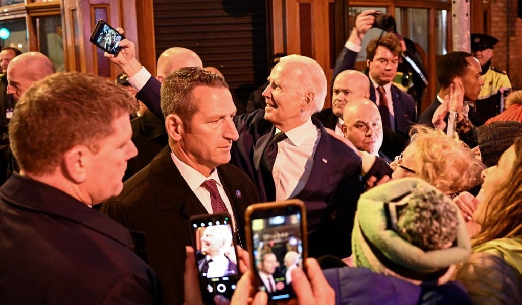 Joe Biden egy ír kocsmában ünnepelt