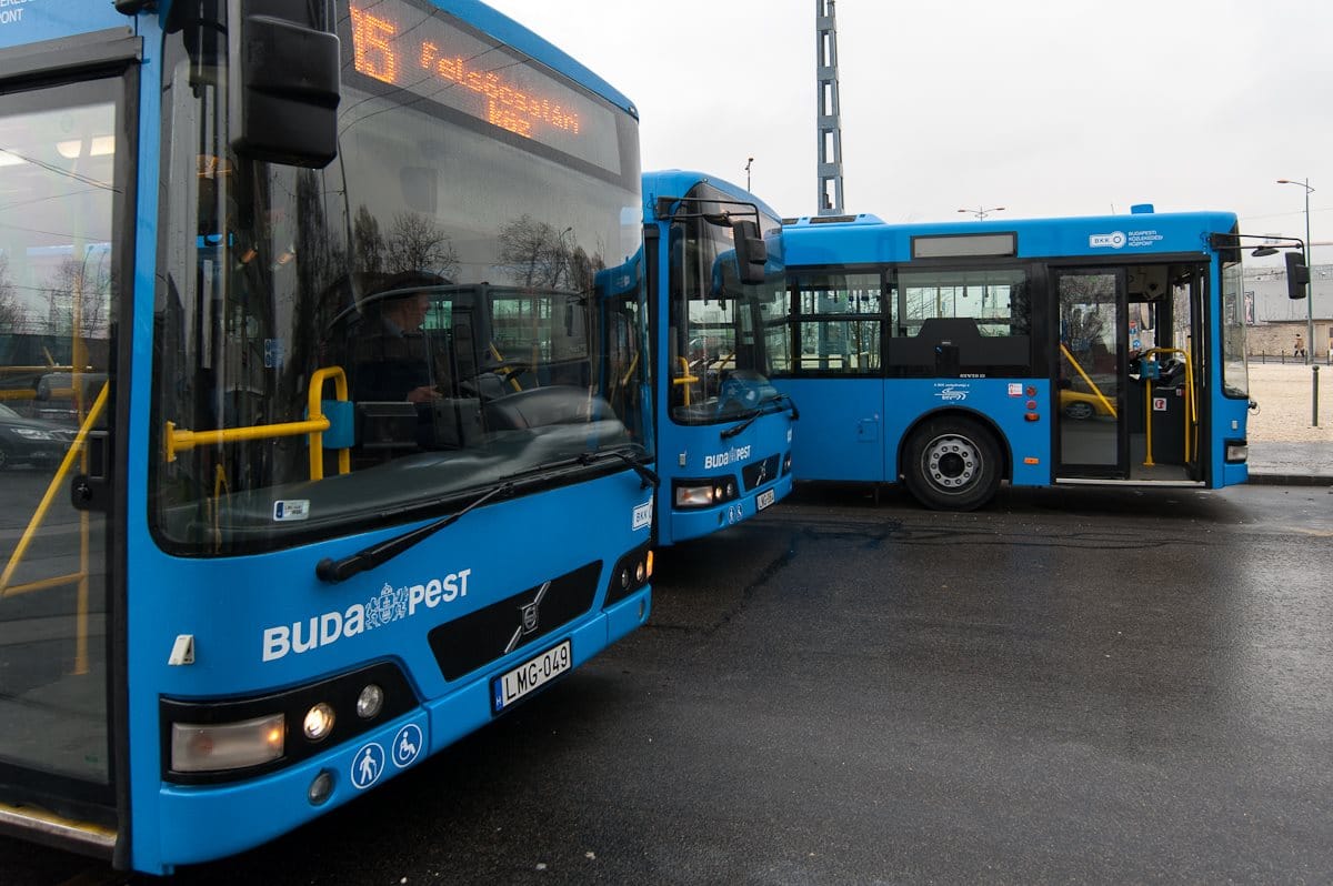 Ájuldoznak az utasok a buszon, mert nem jó a klíma