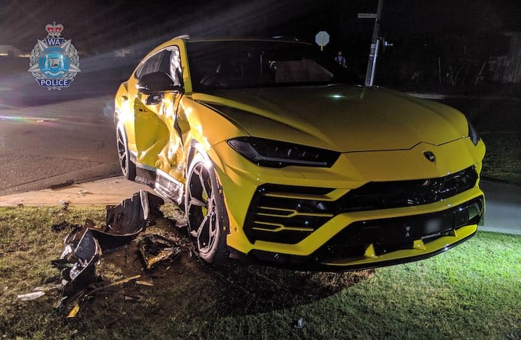Lopott kocsival menekülő tini tört össze egy Lamborghinit