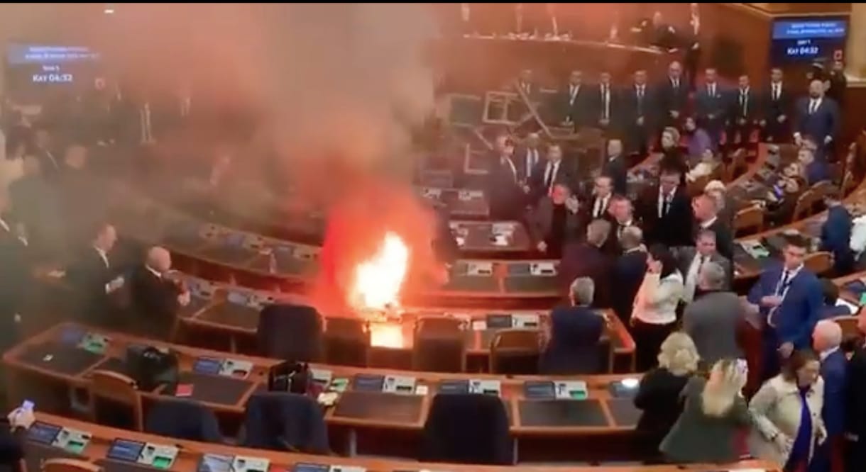 Kisebb tűz keletkezett, amikor az ellenzék füstgyertyákkal tiltakozott az albán parlamentben