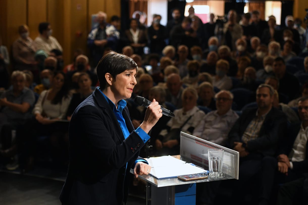 Dobrev Klára szerint bérrendezésre van szükség, nem a választások előtti osztogatásra