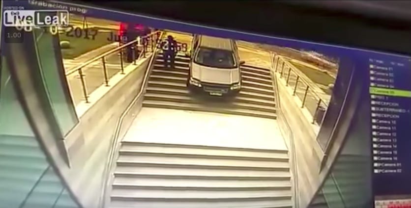 Csak a parkolóba akart behajtani, de nagyon rossz vége lett – videó