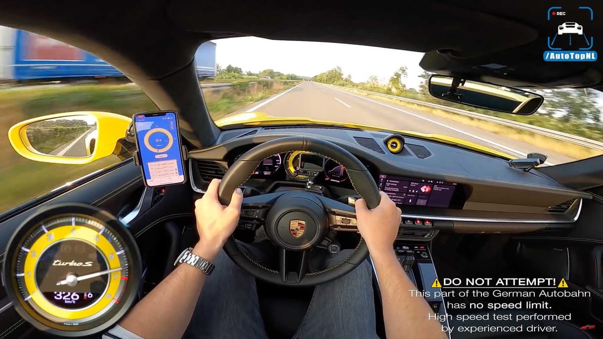 Bemutatta autópályán 332 km/h-s csúcssebességét a legújabb Porsche Turbo S