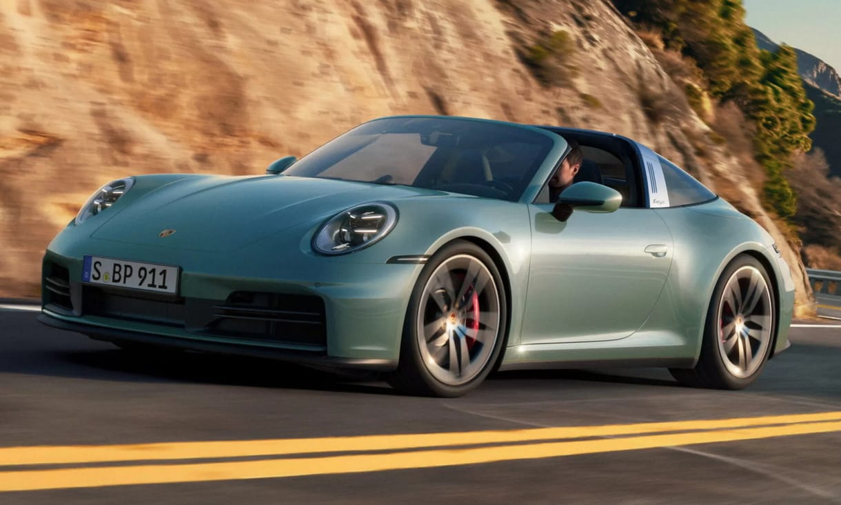 Több erővel, de kézi váltó nélkül debütált a legújabb Porsche 911