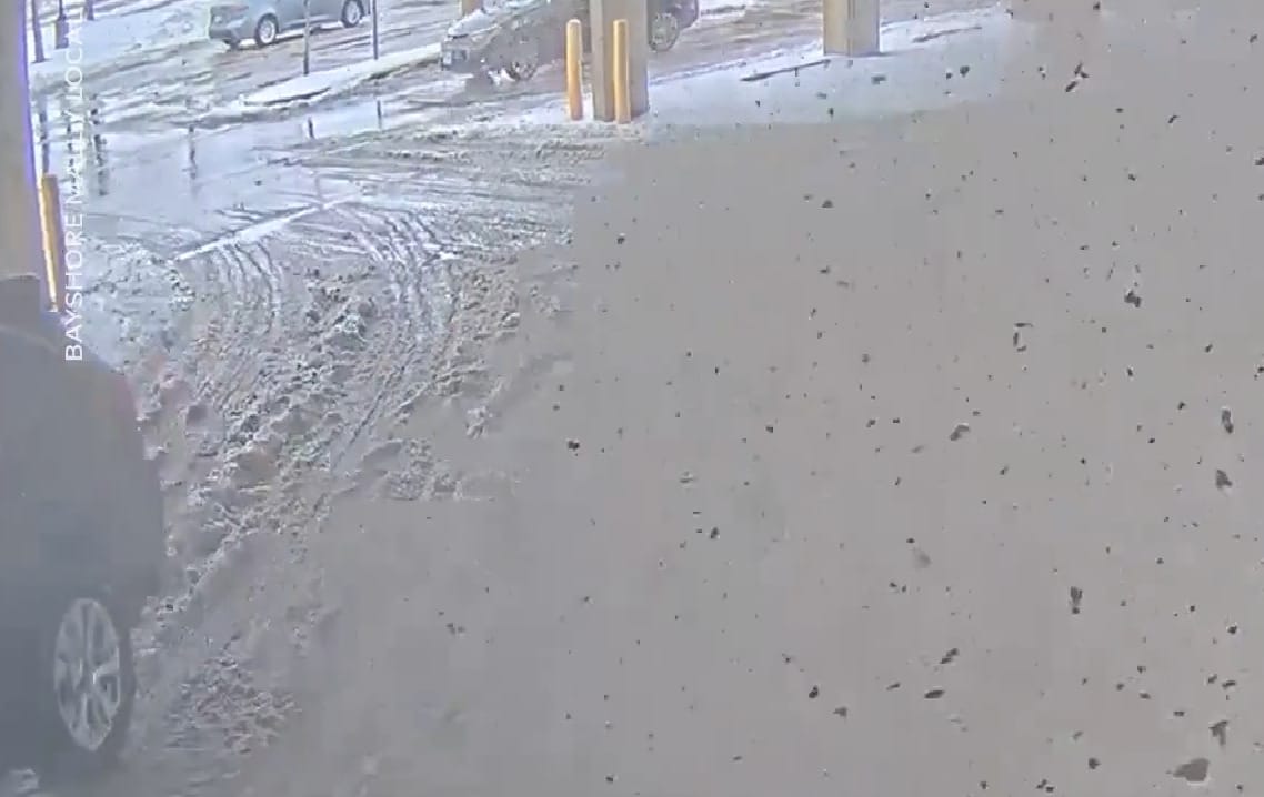 Nem sokon múlt, hogy egy autósra omoljon a mennyezet egy parkolóban - videó