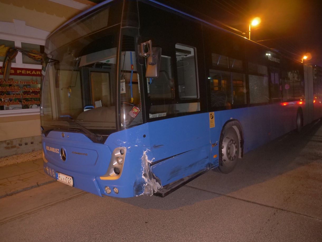 Egy ember meghalt, amikor egymásba hajtott két autó és egy BKK-busz Pécelen