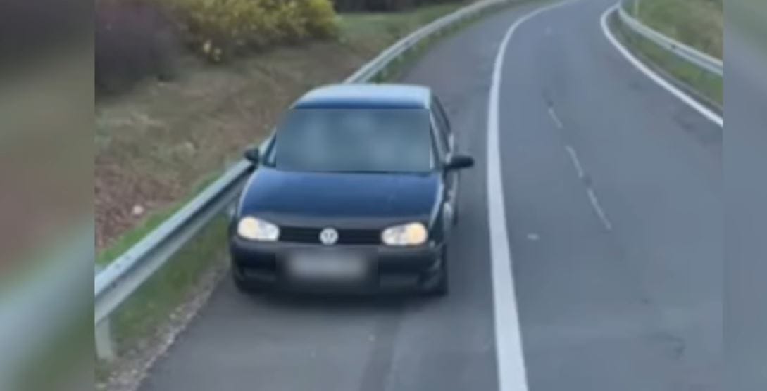 Kiszállt útbaigazítást kérni a forgalommal szemben hajtó autós - videó