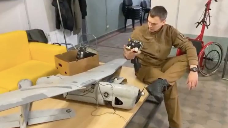 Ragasztószalag tartja össze az orosz drónt, a kamerája pedig egy Canon fényképező