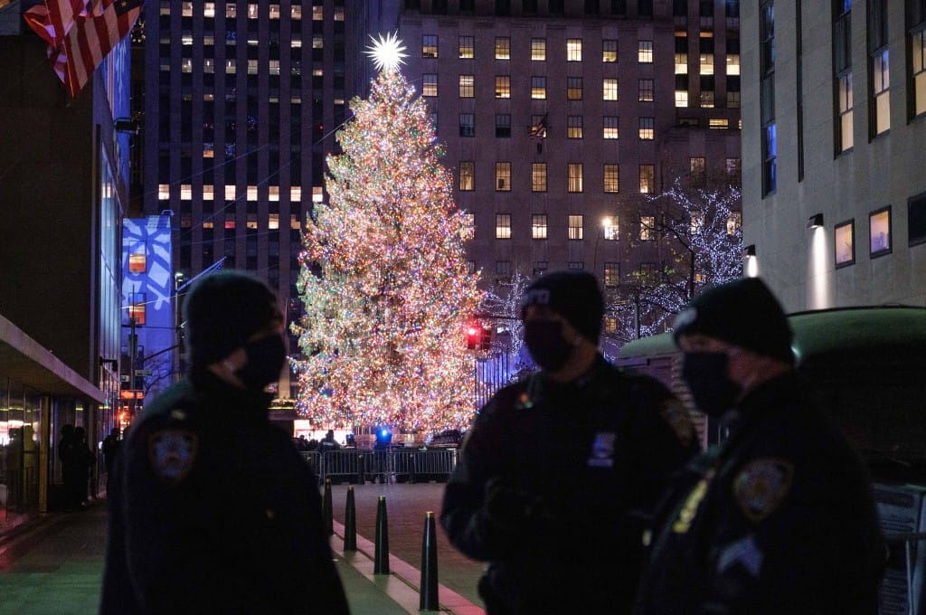 Egyszerre négyen és mindössze öt percig nézhetik Rockefeller Center karácsonyfáját