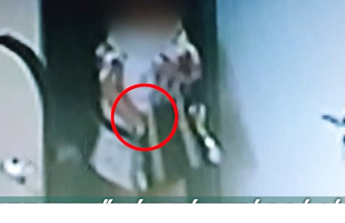 Rögzítette a biztonsági kamera, ahogy egy nő az orvosi ügyeleten rabolt ki egy nővért Tatabányán