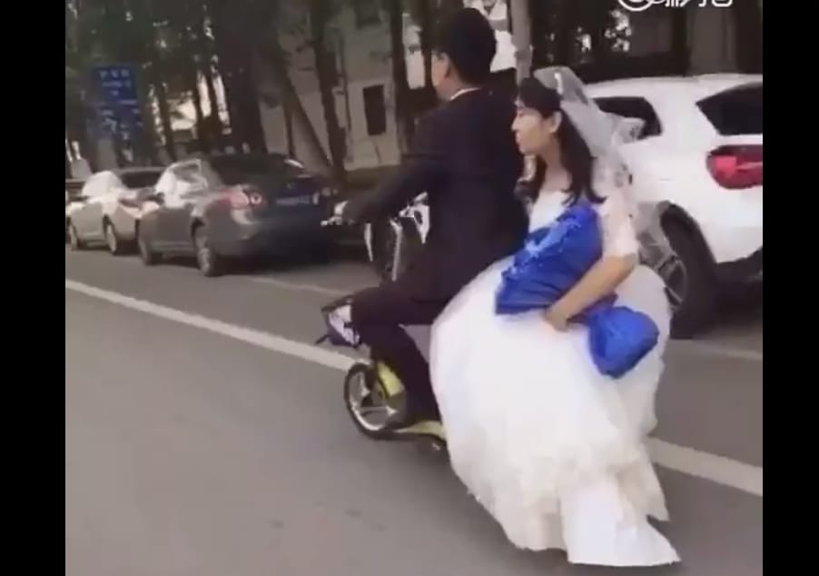 Motorozni indult a kínai jegyespár, nem lett jó vége – videó