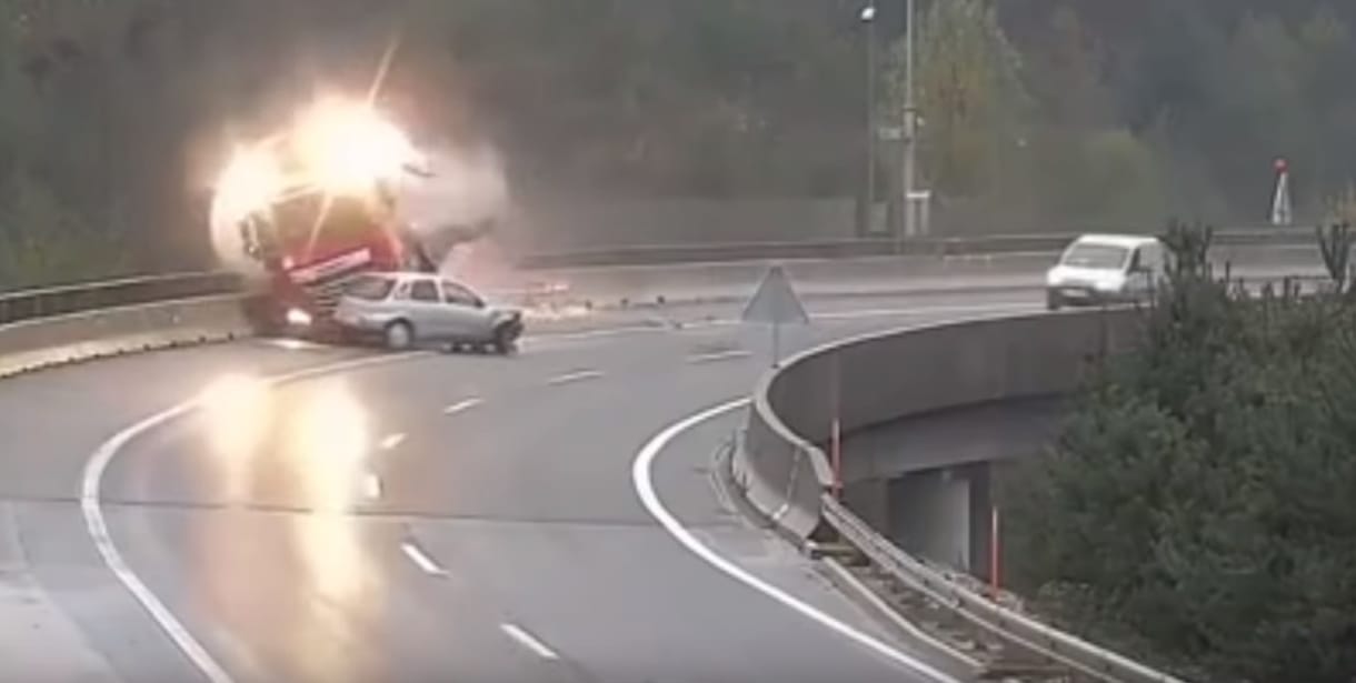 Videóra vették, ahogy a mélybe zuhan egy magyar kamionos Szlovéniában