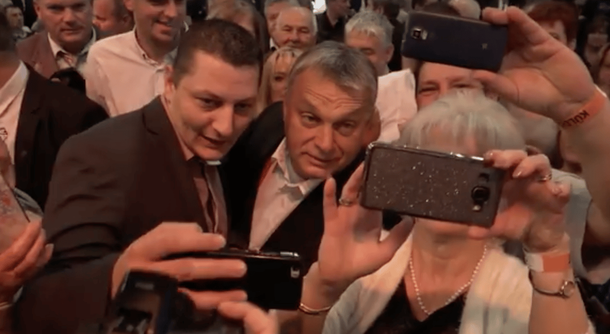 Így szelfiztek Orbánnal a küldöttek