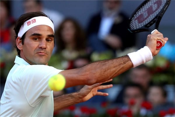 Roger Federer simán nyert, és negyeddöntős a Roland Garroson
