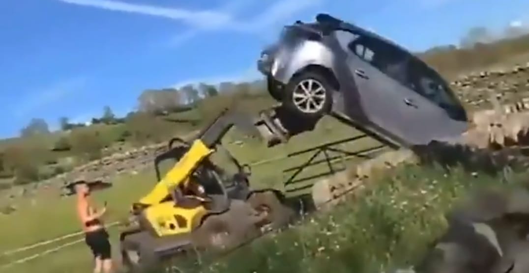 Targoncával rakta odébb a farmja bejáratába parkoló autót a dühös walesi gazda