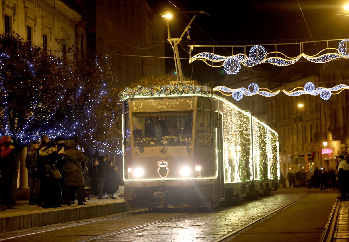Az adventi villamossal ütközött egy autó Miskolcon