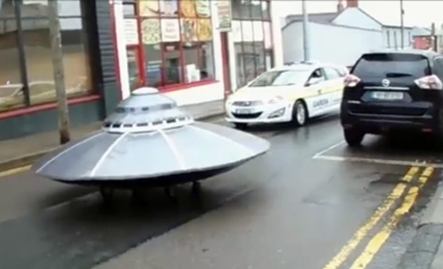 Itt az év autós videója: UFO-t 
