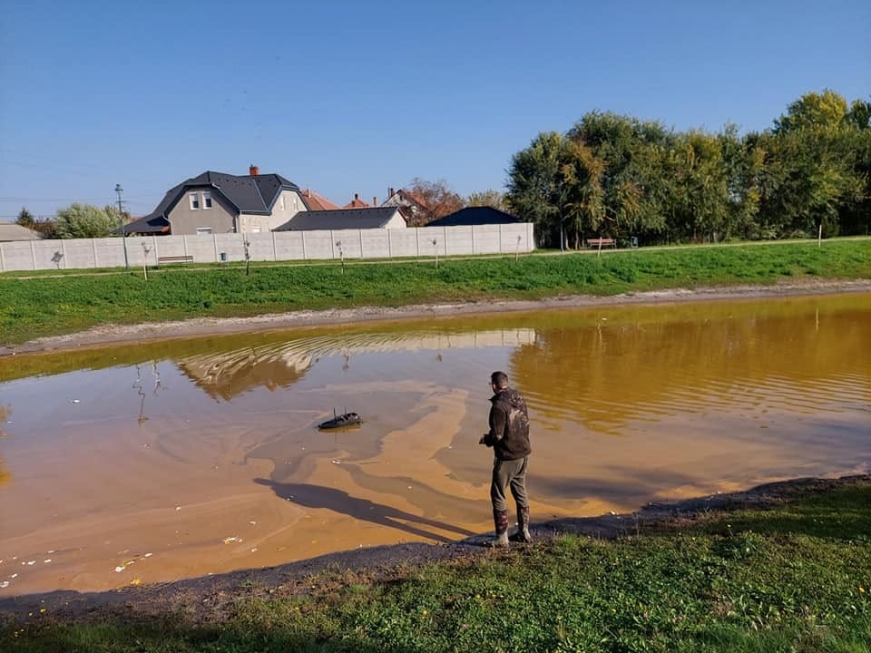 Trágyaléhez hasonlóvá vált az abonyi Mikes-tó színe