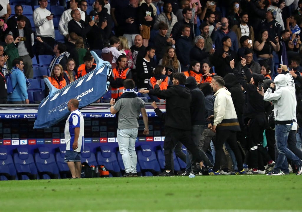 Bekergették az öltözőbe a Barcelona bajnoki címet ünneplő játékosait az Espanyol ultrái - videó