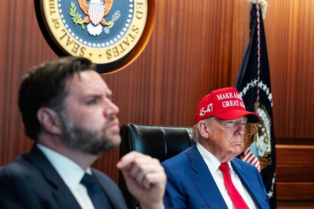 „Akkor hülye elnökeink voltak” – megindokolta Trump alelnöke, miben más Irán lebombázása, mint a korábbi közel-keleti háborúk