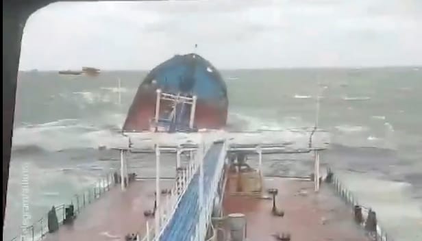 Súlyos olajszennyezést okozott a két elsüllyedt orosz tanker a Fekete-tenger partjainál