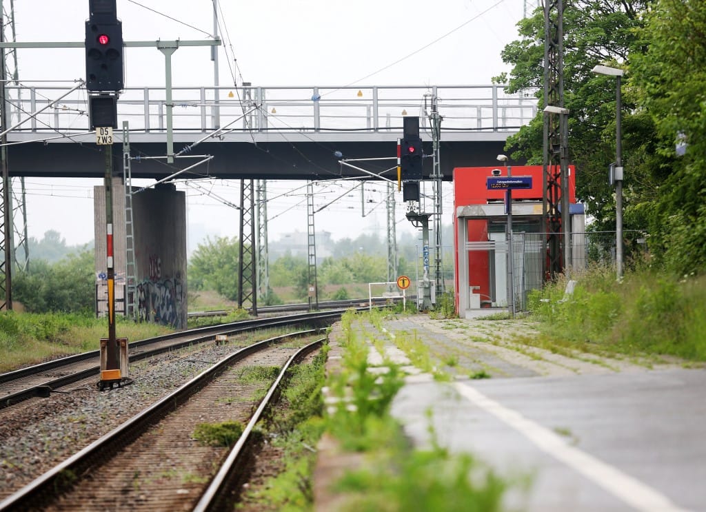 Égő, sínre dőlt fának hajtott egy német intercity vonat