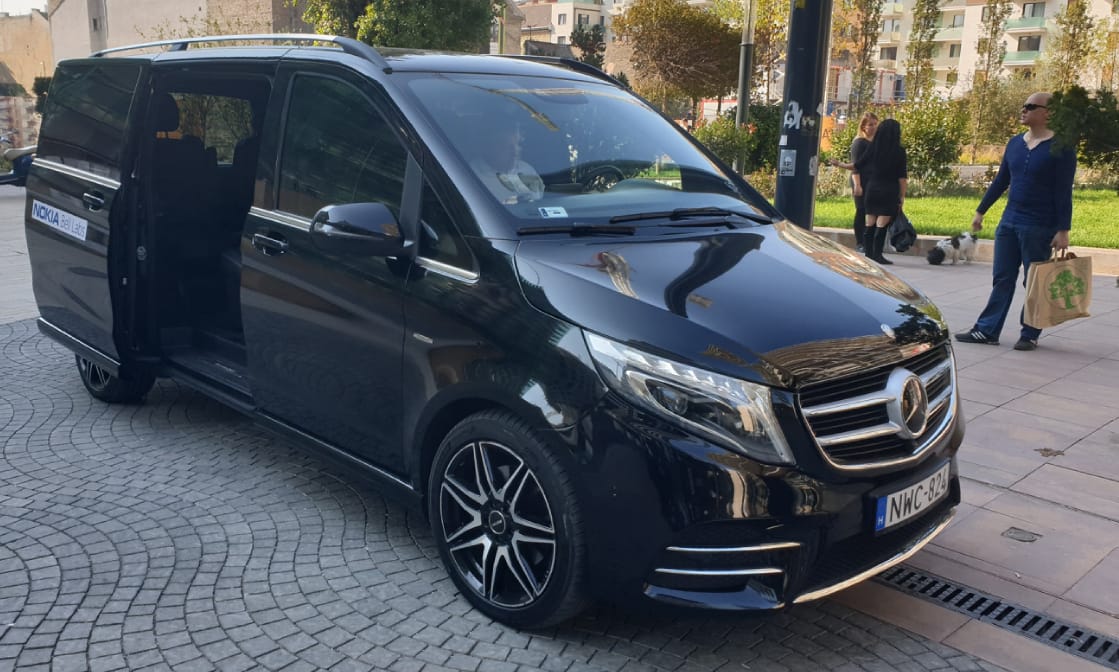 Kátyúkat érzékelő és azokat maguktól bejelentő autókat próbáltunk Budapesten
