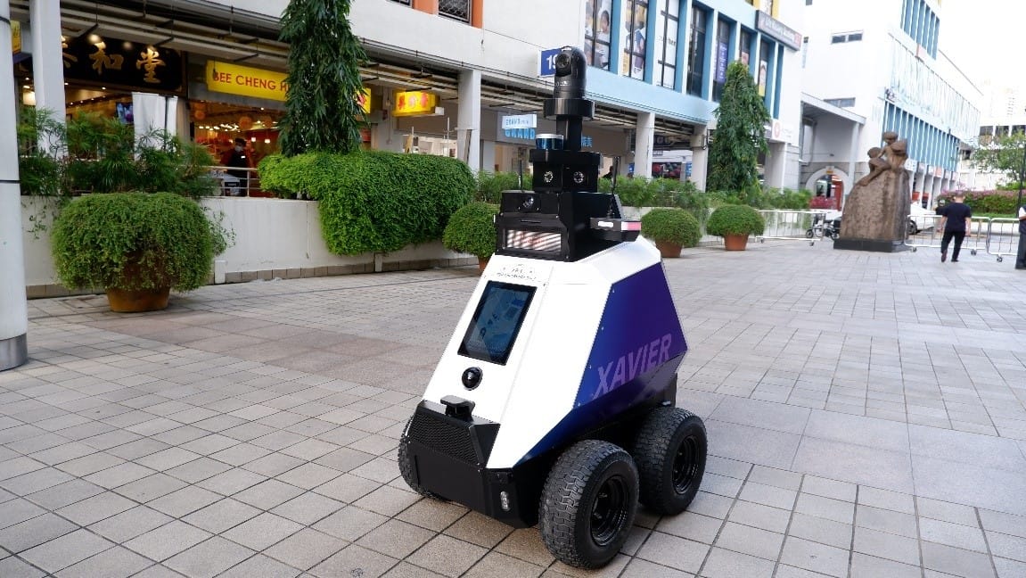 Már tesztelik a szingapúri Robotzsarut, jelenti a szabálytalanságokat