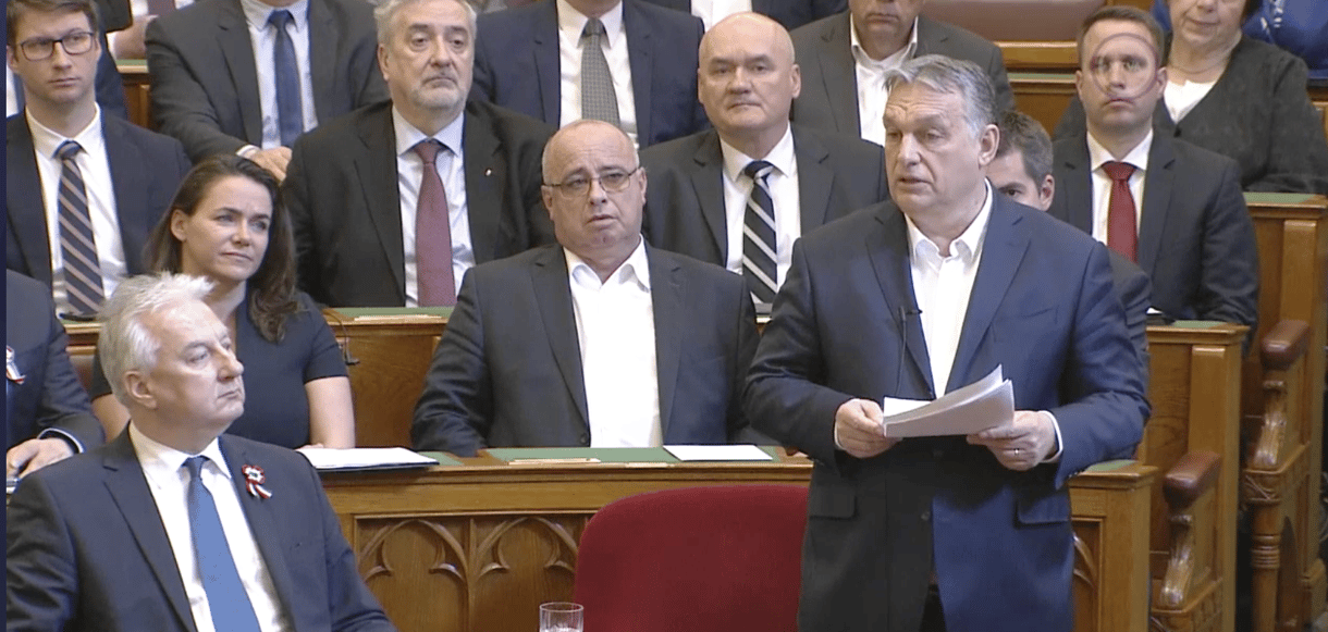 A koronavírus miatt másik terembe költözik a Parlament