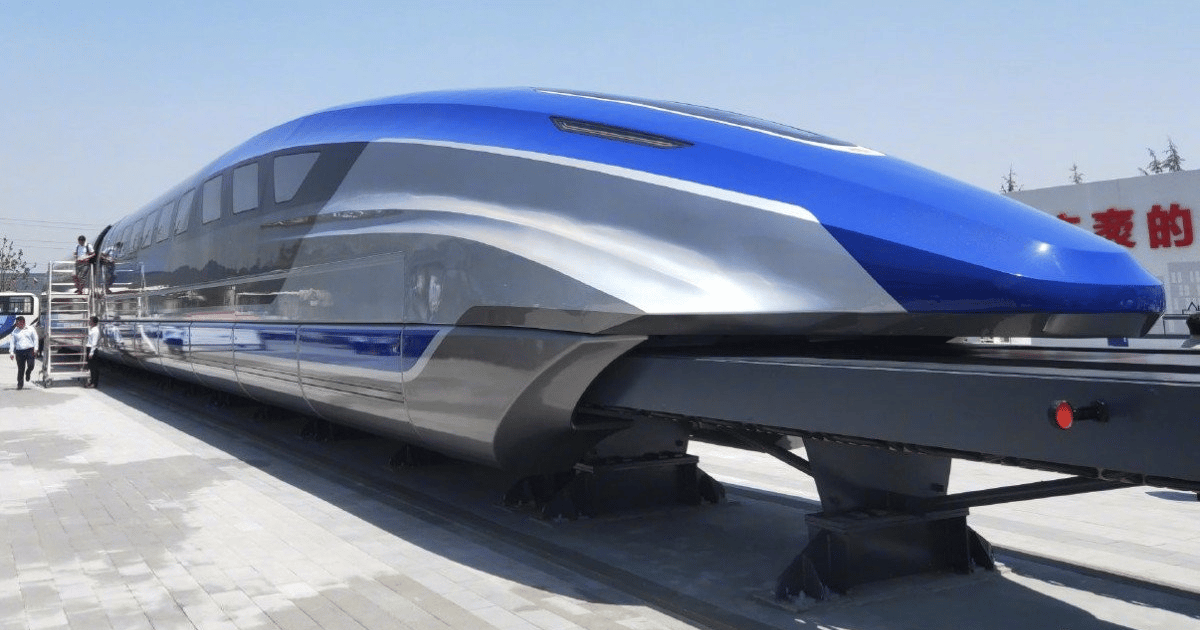 Mint egy űrhajó: így fest közelről a kínaiak 600 km/órával repesztő vonata