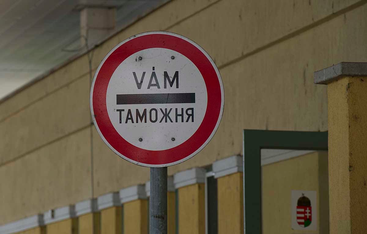 Hatalmasat szívnak Záhonynál a teherautósok