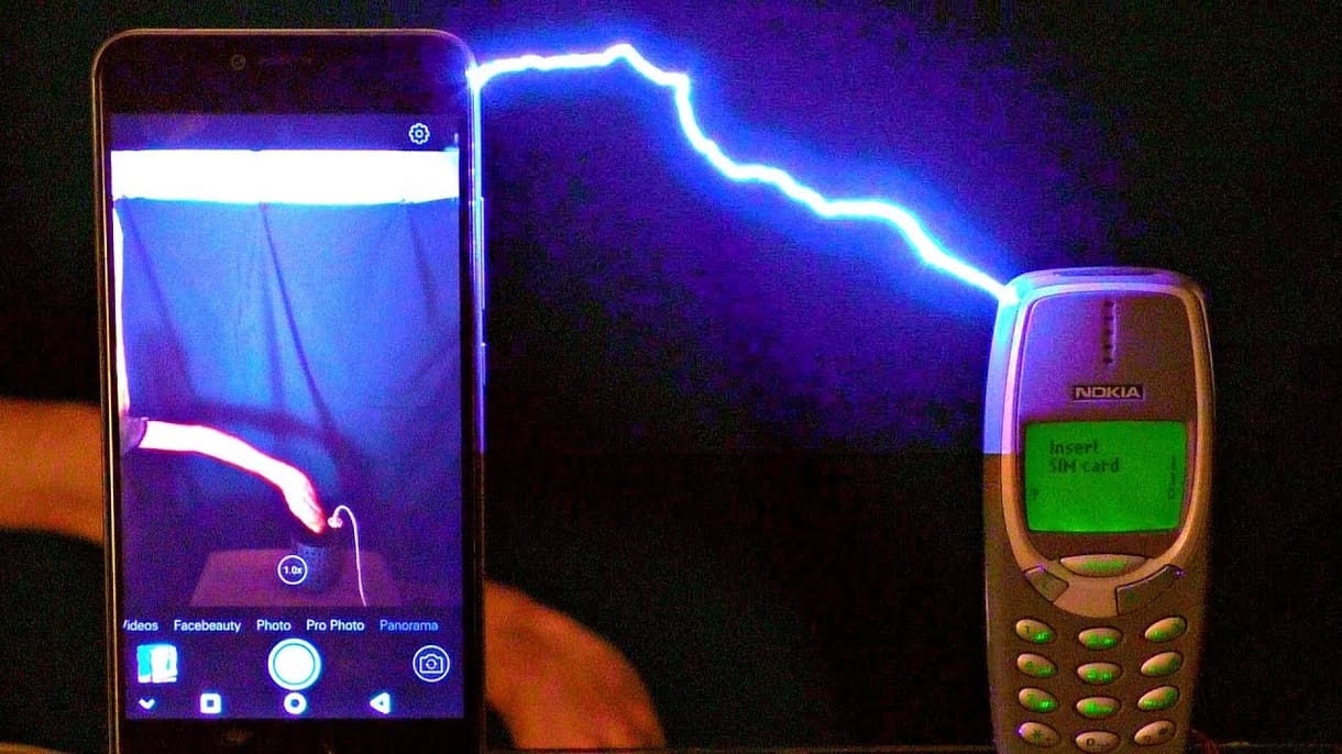 Ez történt, miután egymillió voltos áramütés ért egy Nokia 3310-et – videó