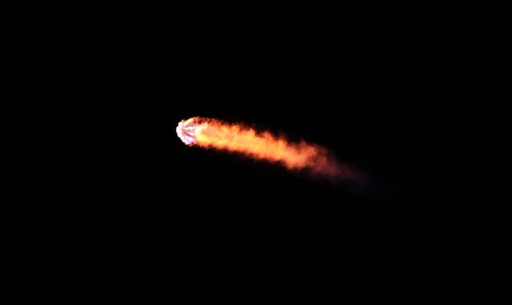 Azzal vádolják a SpaceX-et, hogy néhány percre vörösre változtatta az esti égboltot