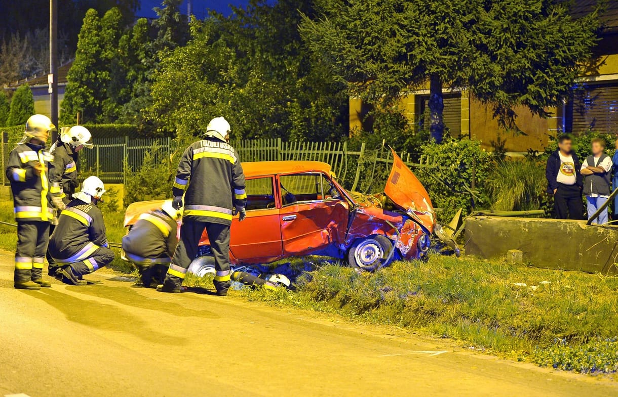 Fotók: a rendőrök elől menekült, fennakadt a kerítésen egy autó