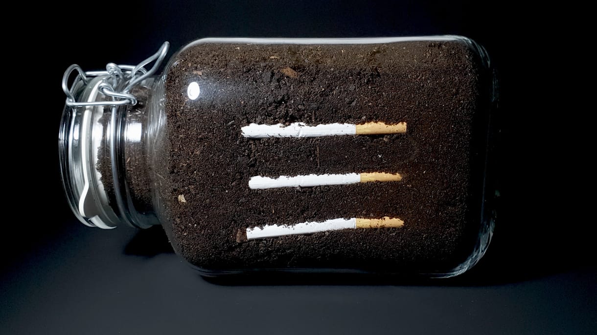 Ez történik három szál cigarettával, ha egy évig egy földdel teli üvegbe zárják őket – videó
