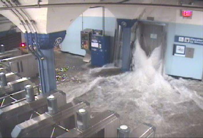 Rögzítették, hogy tör be a víz a metróba - fotó, videó
