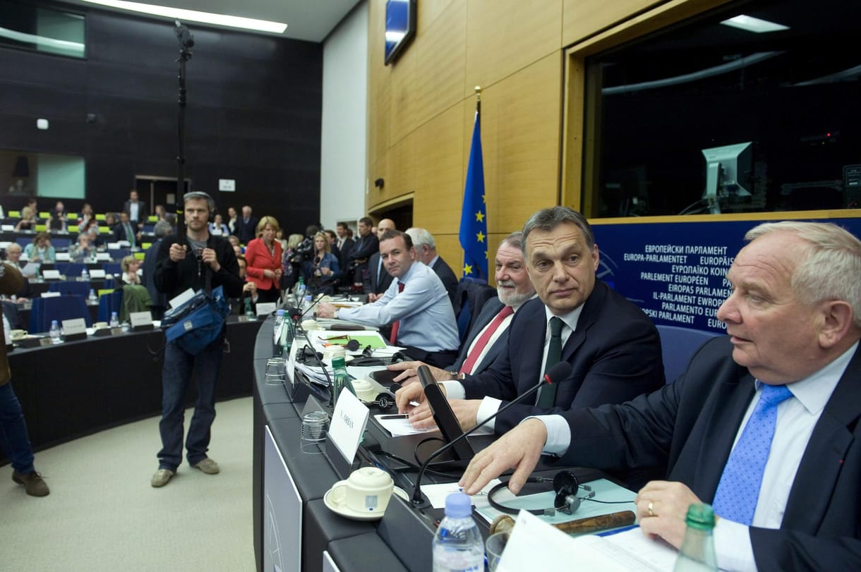 Orbán Barrosóra és Redingre mutogatva védekezett Strasbourgban